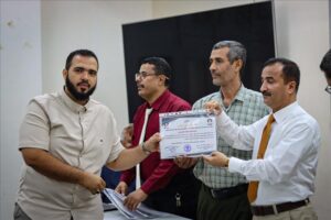 اخبار عدن – احتفاءً بمساهمتهم في تطوير المكتبة.. كلية التربية في عدن تكرم مجموعة من الطلاب