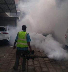 اخبار عدن – استمرار حملات رش الضباب ومكافحة الكلاب الضالة في عدة أحياء من صيرة.