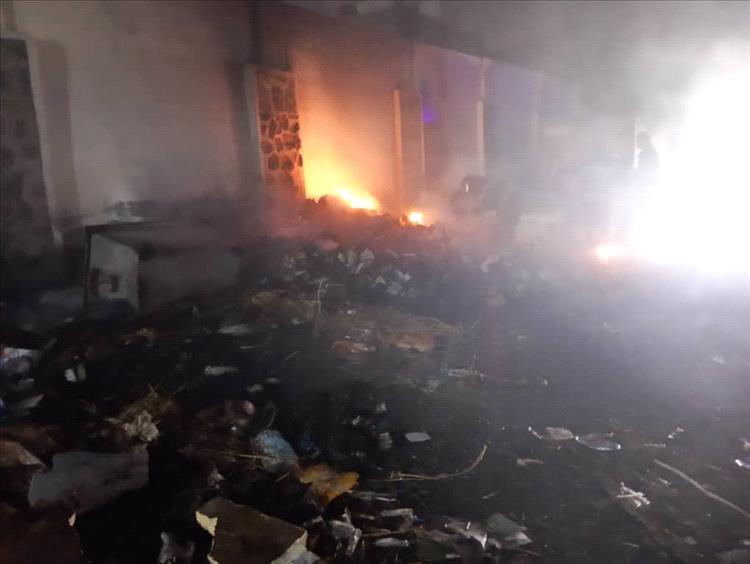 إخماد حريق نشب قرب المستودعات الطبية التابعة لوزارة الصحة في حوش مستشفى الجمهورية بعدن