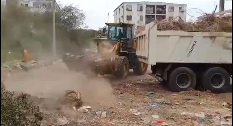 اخبار عدن – بناءً على توجيهات مدير عام الرعاية الطبية في عدن: حملة شاملة لتنظيف وإزالة النفايات في ساحة مستشفى الص