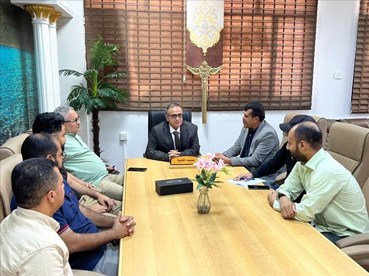 رئيس جامعة عدن يتفقد سير العمل في كلية طب الأسنان
