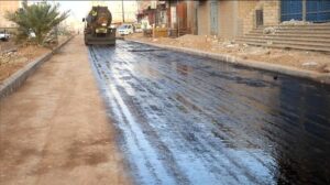 اخبار عدن – عدن: انطلاق رش مادة (MC) تمهيدًا لتعبيد طريق التقنية – إنماء في المنصورة لإنجاز المشروع