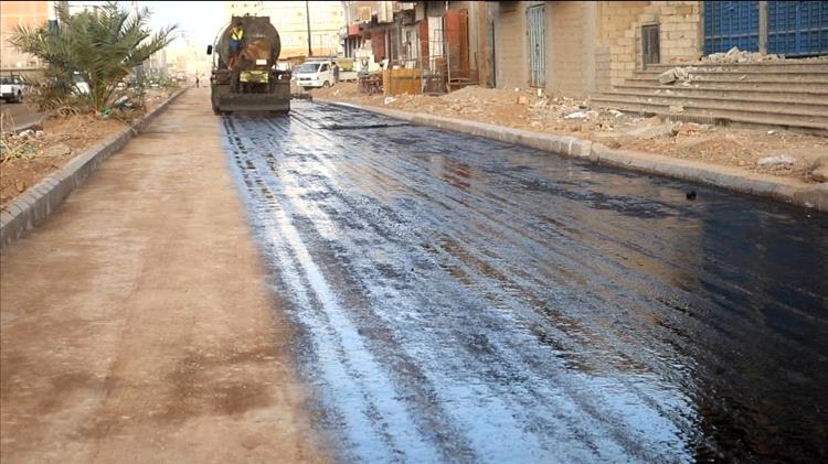 عدن :  بدء رش مادة (MC) تمهيداً لسفلتة طريق التقنية – إنماء بالمنصورة لإنهاء معاناة المواطنين