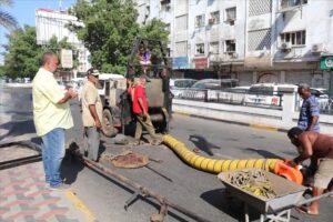 اخبار عدن – مؤسسة مياه عدن تستمر في عمليات صيانة شبكات الصرف الصحي في عدة مديريات وتواجه تحديات
