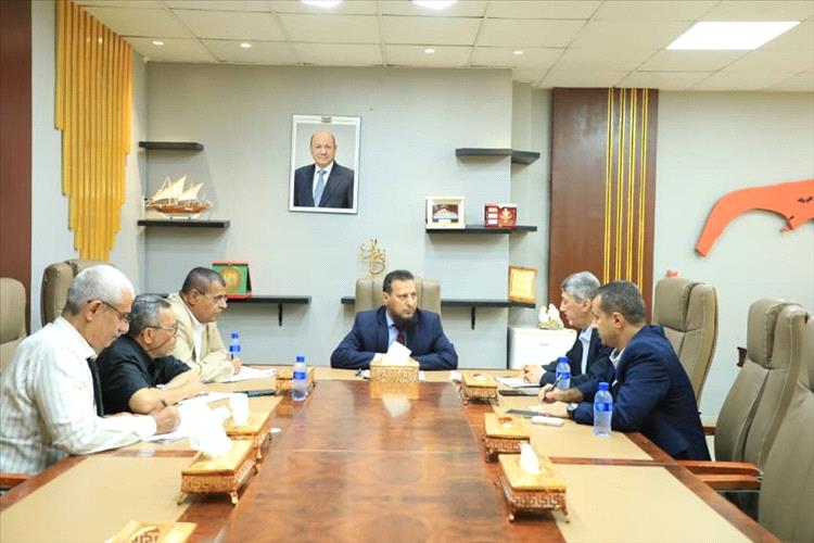 محافظ عدن يناقش إنشاء صندوق استثماري ويؤكد أهمية الدراسات العلمية في دعم مسار التنمية