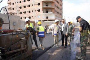 اخبار عدن – وزير الأشغال يطلق مشروع تعبيد طريق التقنية إنماء في المنصورة بعدن