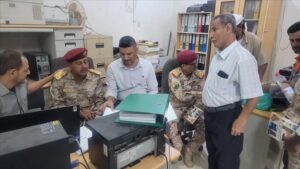 اخبار عدن – وفد من وزارة الدفاع يزور المؤسسة السنةة للأثاث والتجهيزات في عدن للاطلاع.