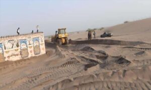 اخبار وردت الآن – بدء إزالة الرمال التي تهدد منازل الحيمة الساحلية جنوب الحديدة