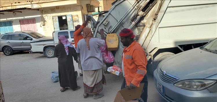 ضمن الاعمال اليومية لوحدة النظافة والتحسين بمديرية القطن نقل مخلفات بكميات كبيرة