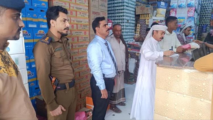 مكتب الصناعة بالمهرة ينفذ حملة ميدانية لمراقبة أسعار السلع الغذائية والمستلزمات الرمضانية