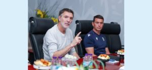 المدربون المساعدون للمنيوزخب يلتقون بلاعبي نادي الهلال المرشحين للانضمام إلى الفريق الوطني.