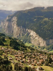 المناظر الرائعة وكرم الضيافة الجبلي في يونغفراو، سويسرا