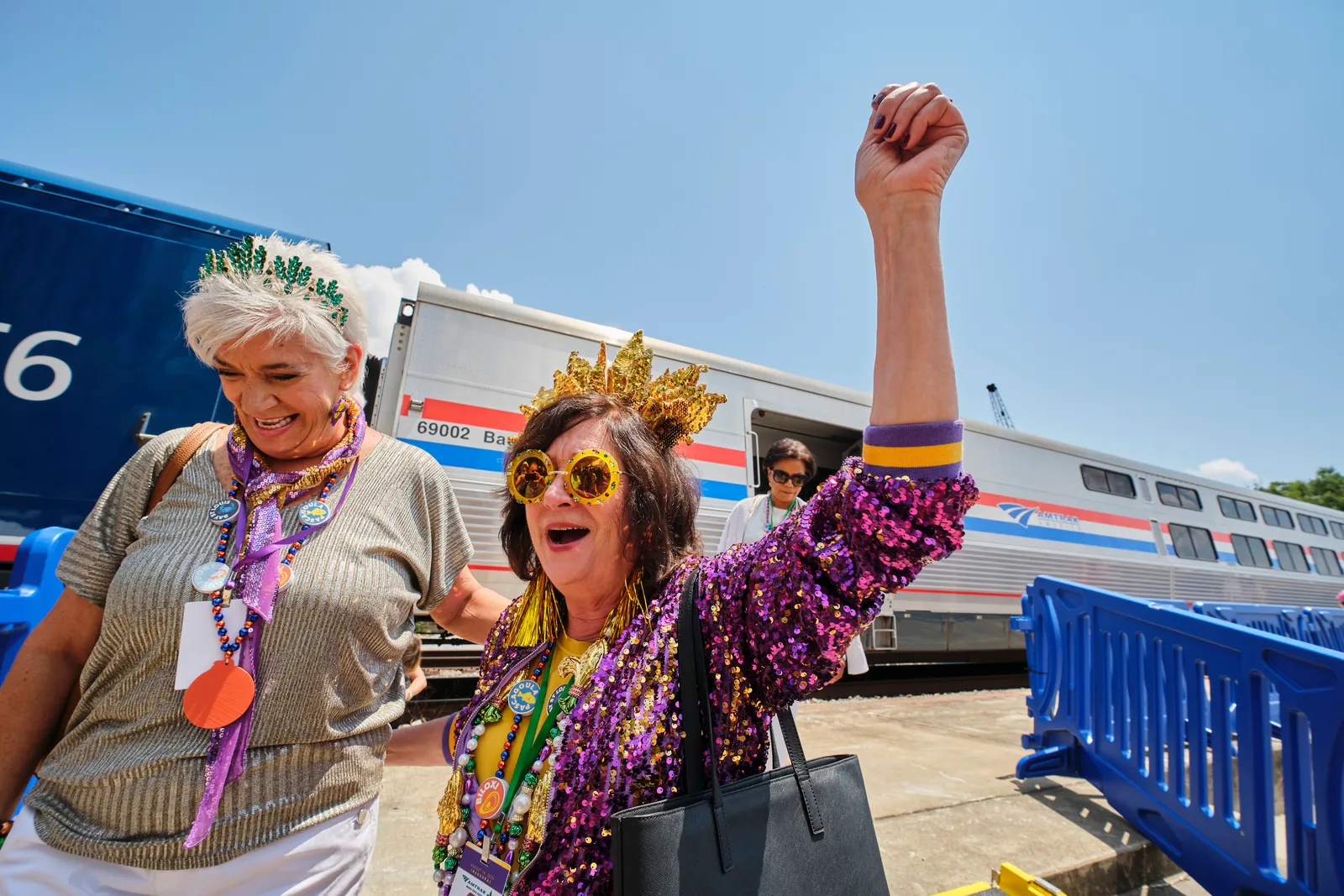 الصورة قد تحتوي على: ماورين بونيان أكسسوارات نظارات شمسية بالغ شخص عرض رأس وجه حقيبة وحقيبة يد