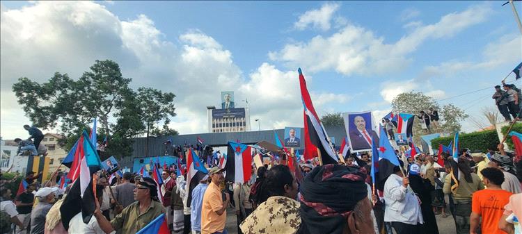 المئات بالتواهي يتظاهرون