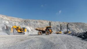تقوم شركة BMC Minerals بتجهيز أول منصة حفر لمشروع Kudz Ze Kayah