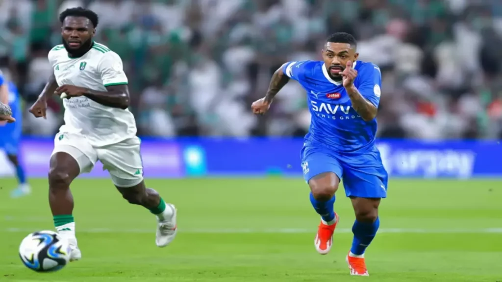عاجل: الهلال يخطف عبد الكريم دارسي من الأهلي مجاناً... صفقة مجانية تشعل غضب الجماهير!