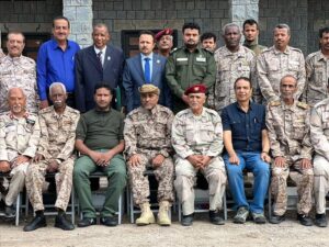 عدن – مجموعة من القادة العسكريين في الدفعة السابعة يحصلون على شهادات تخرجهم من كلية الدفاع