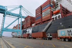 عمال شركة ‘زيم’ الإسرائيلية يتوعدون بـ’إحراقها’.. أزمة كبيرة عقب صفقة البيع – شاشوف