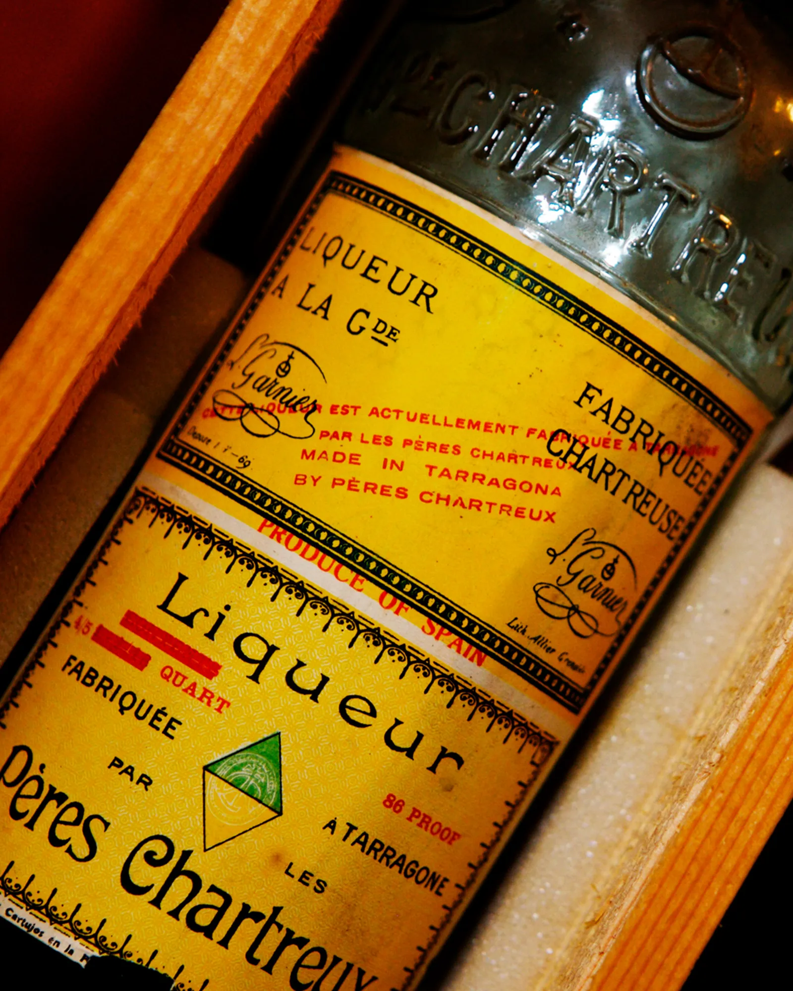 قد تحتوي الصورة على زجاجة، كتاب، نشر، كحول، بيرة، مشروب، وسيلة مشروبات كحولية