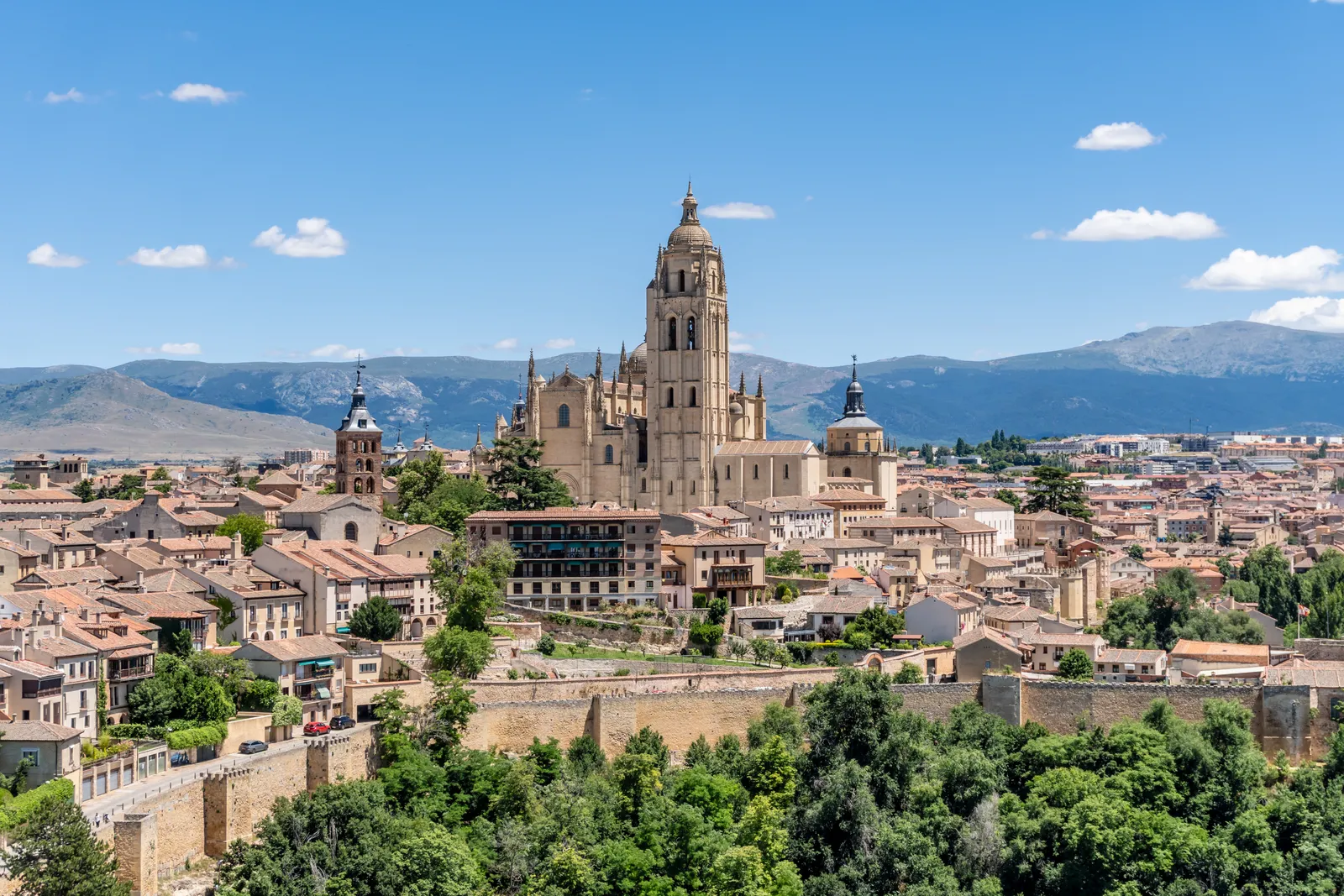 قد تحتوي الصورة على هندسة أو مبان أو برج أو كنيسة