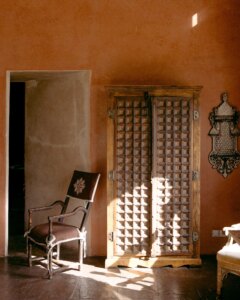 كيف تمكنّا من تحقيق ذلك: زفاف في رِيَاض قصر من القرن الرابع عشر