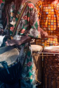 كيف يؤثر الصعود العالمي للموسيقى اللاتينية على السفر