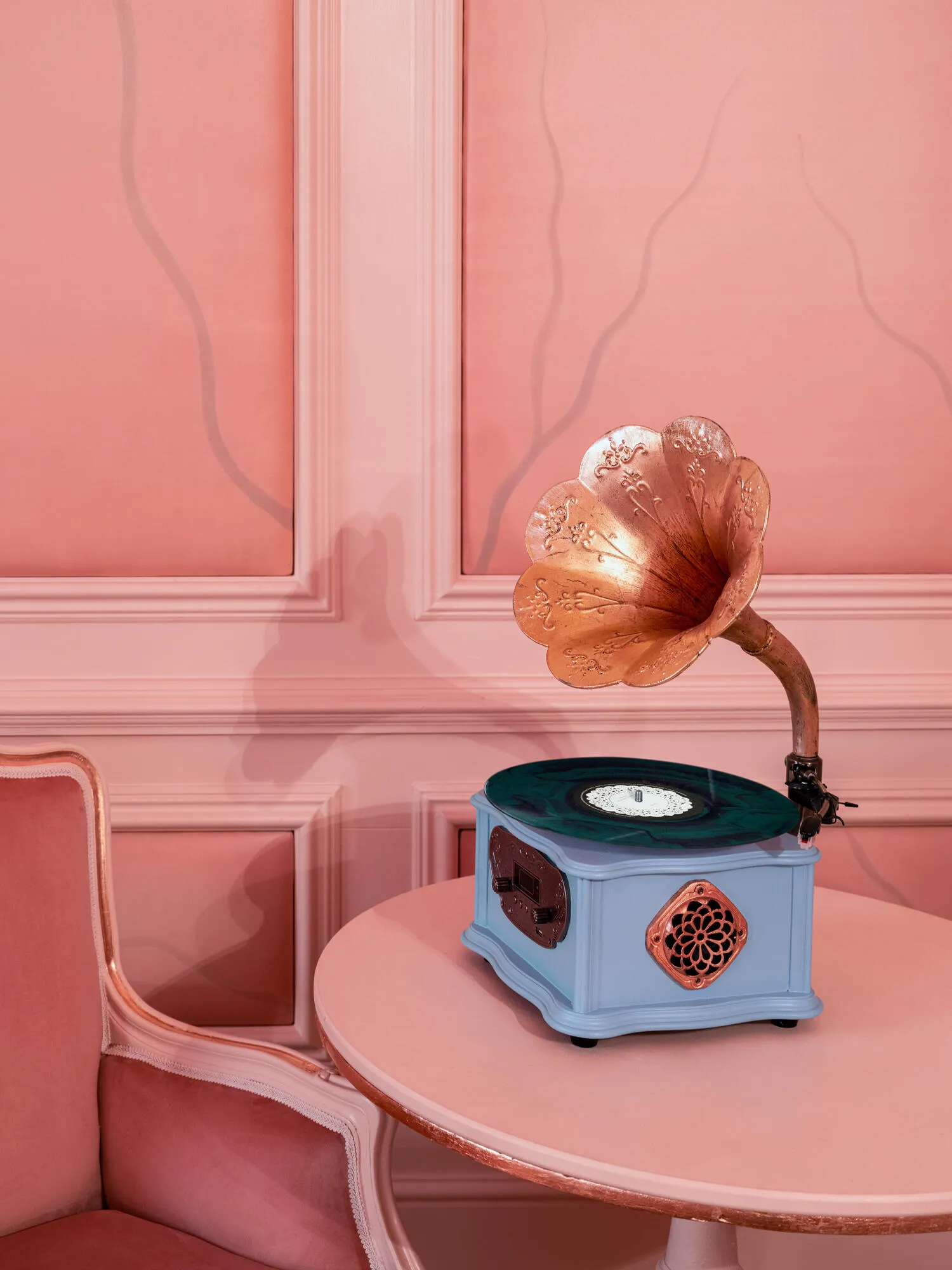 تتناسب الأثاث في الغرفة مع ما هو موجود على الشاشة الفضية