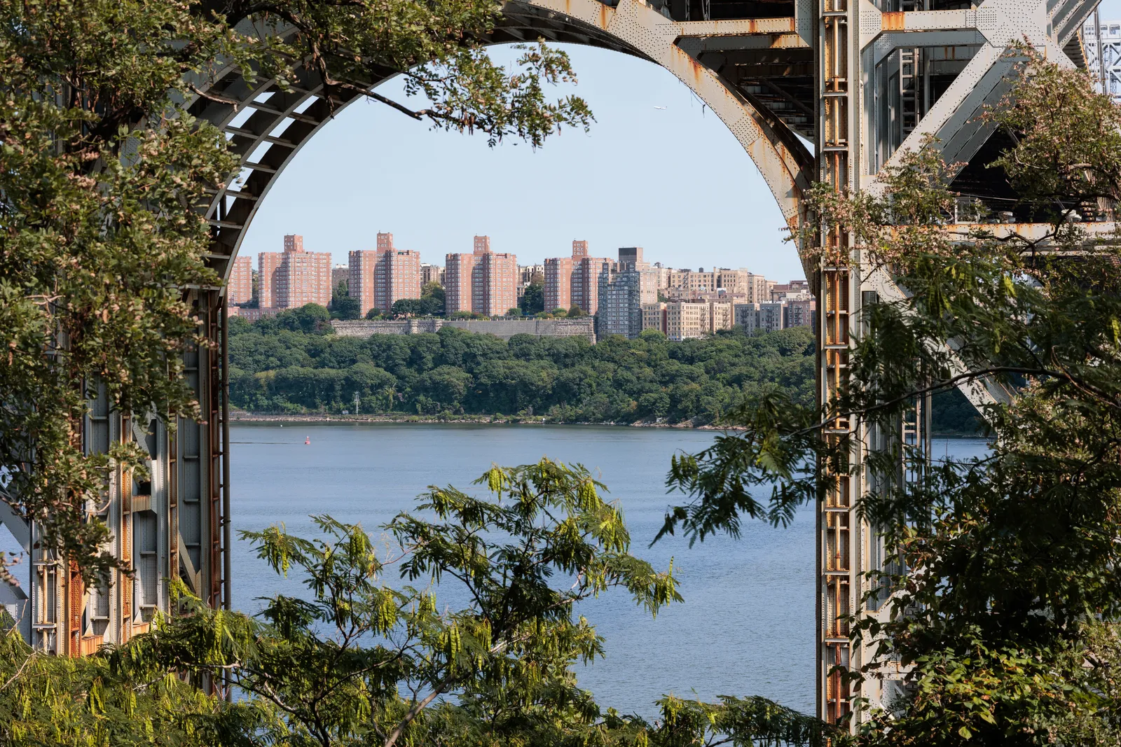 قد تحتوي الصورة على مدينة معمار مبنى منظر حضري طبيعة في الهواء الطلق مشهد قوس ارتفاع عال وماء