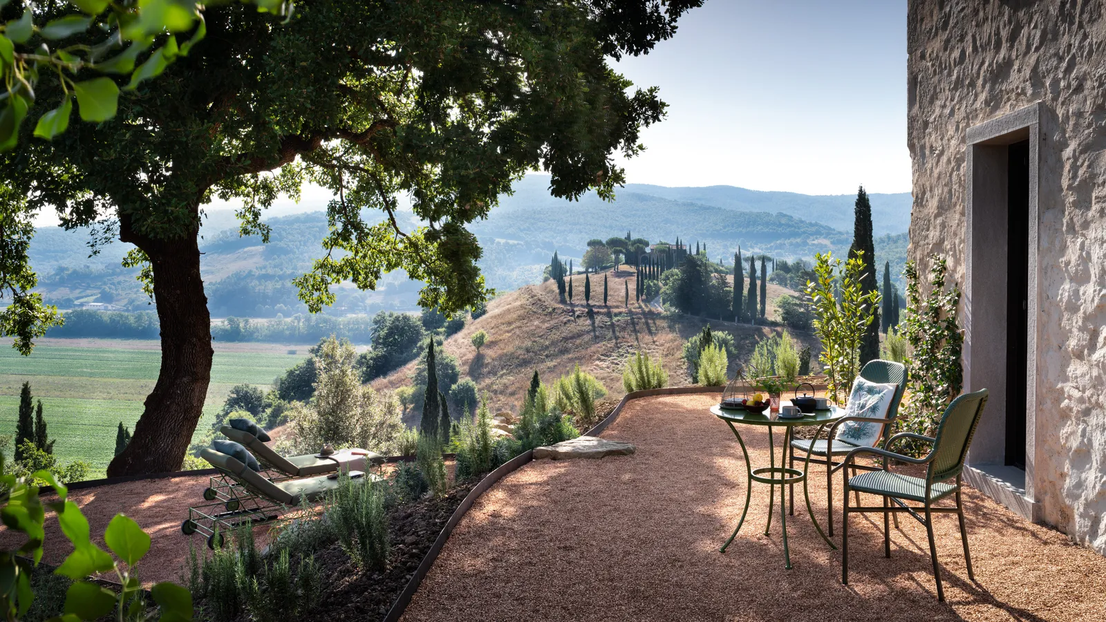 صورة قد تحتوي على طبيعة هواء طلق مشهد كرسي أثاث مكتب طاولة منظر طبيعي فناء حديقة عشب ونبات