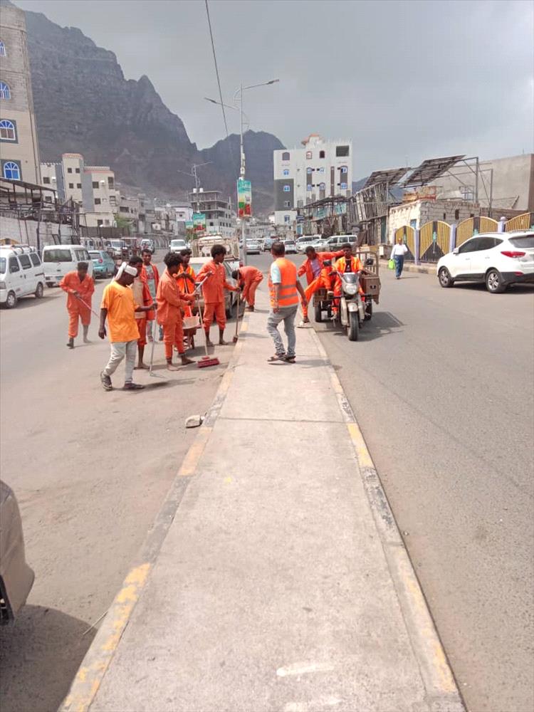 حملة نظافة واسعة تستهدف شوارع المعلا والتواهي في العاصمة المؤقتة عدن