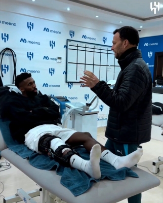 بالعكازين.. اليامي يبدأ رحلة التعافي داخل الهلال