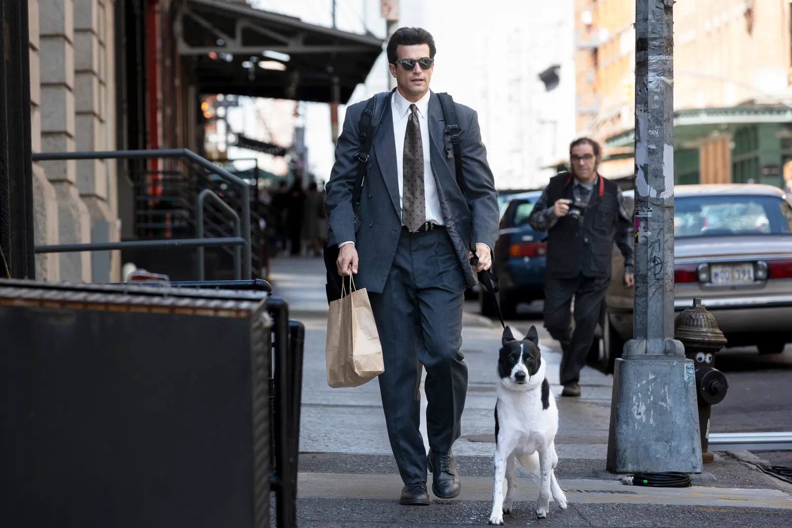 يمكن أن تحتوي الصورة على موغنس روكوف، شخص بالغ، ملحقات، ملابس رسمية، ربطة عنق، حيوان، كلب، ثدييات، حيوان أليف وملابس