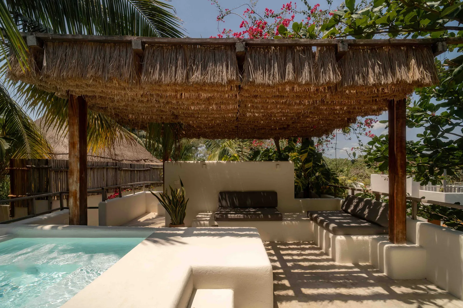 الصورة قد تحتوي على معمار، بناء، فندق، منتجع، في الهواء الطلق، أثاث، نبات، طبيعة، حوض سباحة، ماء وأريكة
