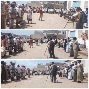 احتجاج موظفي محافظة البيضاء أمام وزارة المالية في عدن للمدعاة بالمرتبات