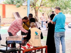 اخبار عدن – انطلاق توزيع السلال الغذائية لموظفي السلطة المحلية في مديرية صيرة بدعم من السعودية
