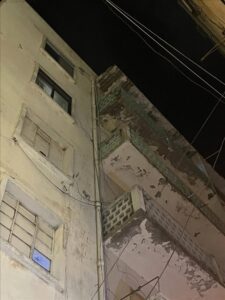 اخبار عدن – انهيار أجزاء من مبنى قديم في شارع مدرم بالمعلا يتسبب في إصابة طفلة بجروح خطيرة