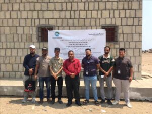 اخبار عدن – تسليم موقع إقامة مصنع الثلج المجروش في منطقة قعوه بالبريقة وانطلاق الأعمال الإنشائية