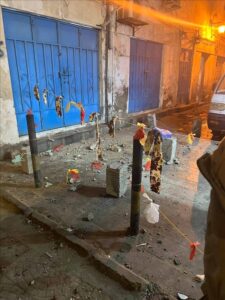 اخبار عدن – حادث مؤسف في التواهي… انهيار حجارة من مبنى قديم يتسبب بإصابة طفلة بكسر في الجمجمة