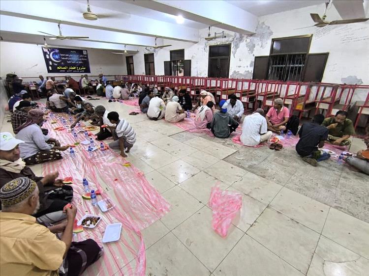 اخبار عدن – معهد الدكتور أمين ناشر للعلوم الصحية ينظم إفطارًا جماعيًا بمناسبة رمضان