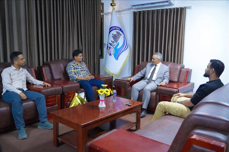 اخبار عدن – وزير العمل والشؤون الاجتماعية يزور الجريح محمد خليل ويبرز تضحيات الأبطال.