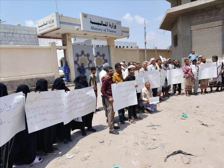 اخبار وردت الآن – تنظيم احتجاج من قبل مجلس موظفي محافظة البيضاء في عدن