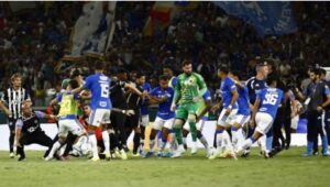 شجار بالأيدي بين لاعبي الهلال السابقين خلال مباراة في البرازيل – عرب فايف