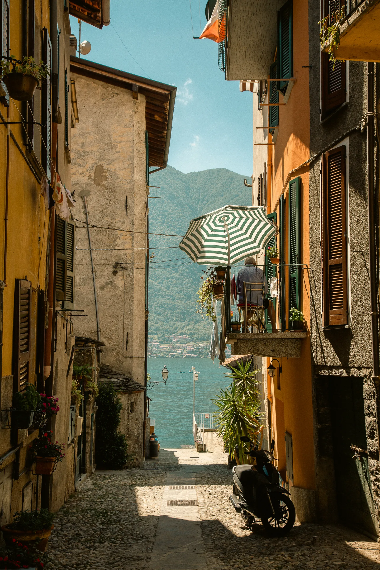 lecco town lake como
