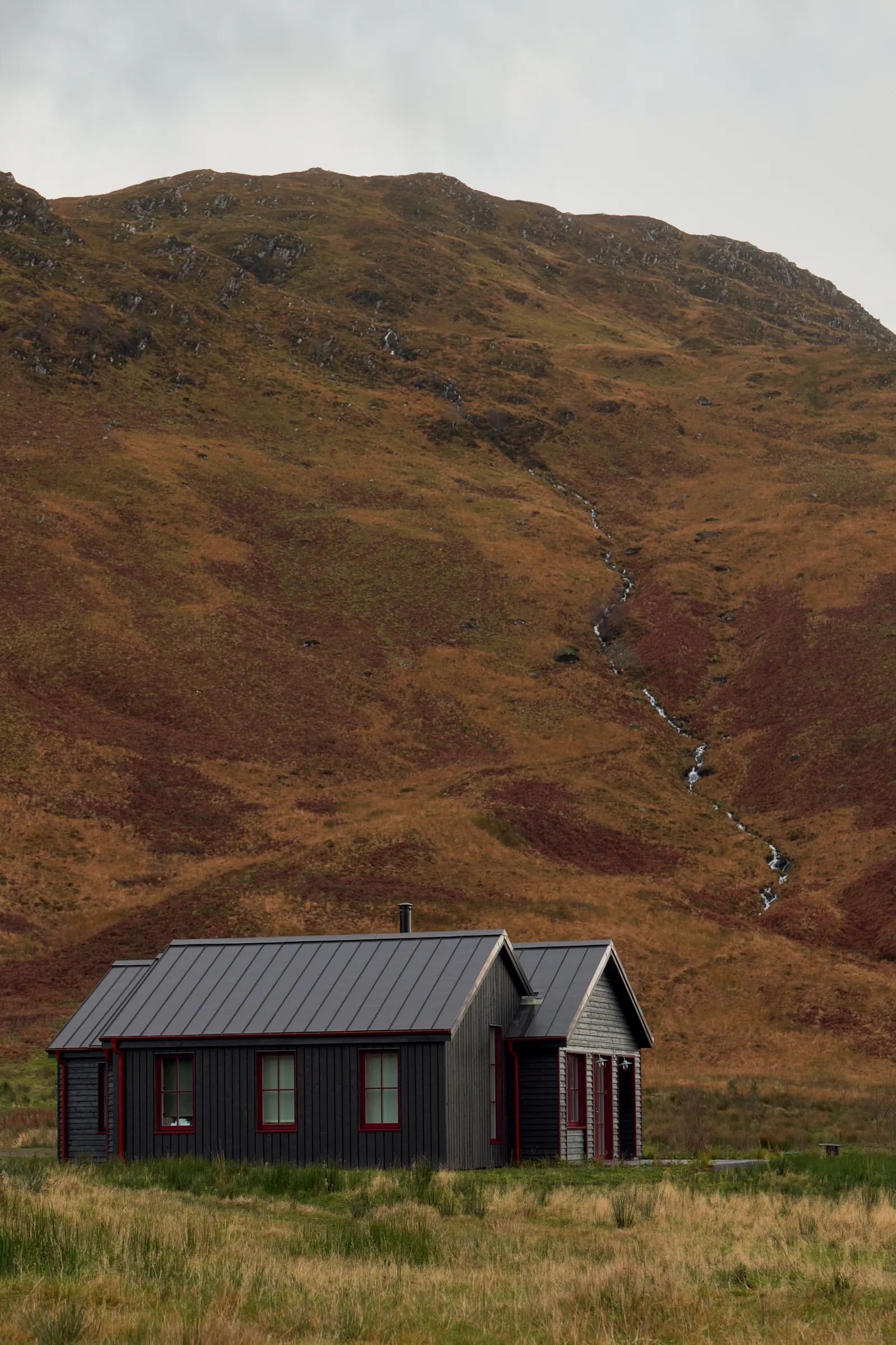 الصورة قد تحتوي على العمارة، المباني، المناطق الريفية، الطبيعة، الهواء الطلق، المساكن الريفية، المنازل، والمأوى