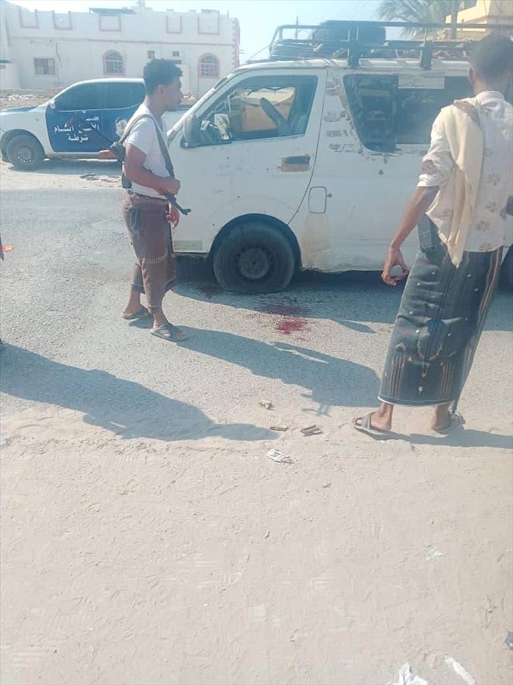 اخبار المناطق – إصابة سائق سيارة لبيع القات جراء إطلاق نار في الشحر