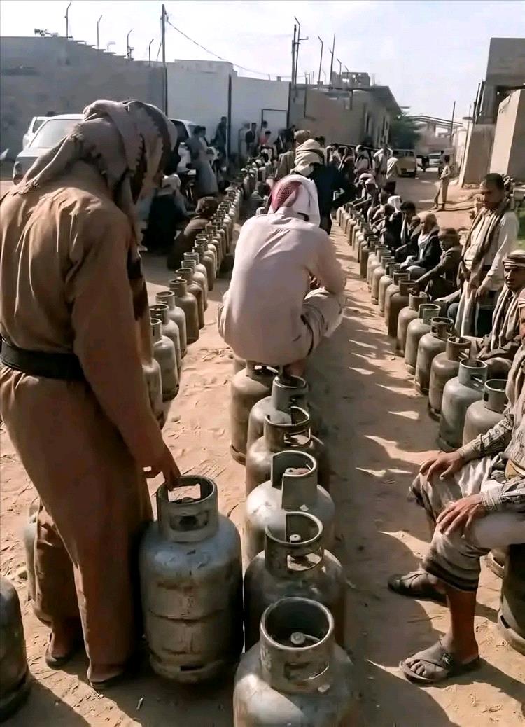 طوابير لا تنتهي في مأرب.. أزمة غاز خانقة تعود للواجهة مجدداً