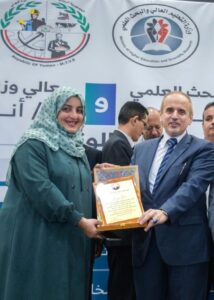 اخبار عدن – أ. منيرة يونس، مديرة إدارة المنظومة التعليمية الأهلي، تكرم الدكتور خالد الوصابي في حفلة وداعه