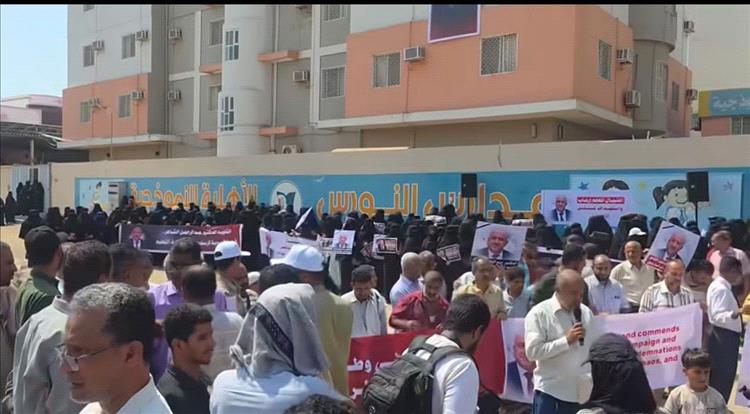 اخبار عدن – احتجاجات متزايدة في المنصورة.. دعوات قوية للكشف عن قاتلي المعلم عبدالرحمن الشاعر