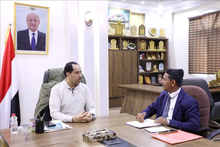 البكري يلقي مدير عام مكتب الشباب والرياضة بمحافظة الحديدة