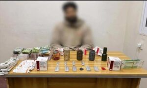 اخبار عدن – القبض على شخص بتهمة حيازة مخدرات ومواد متفجرة في خورمكسر